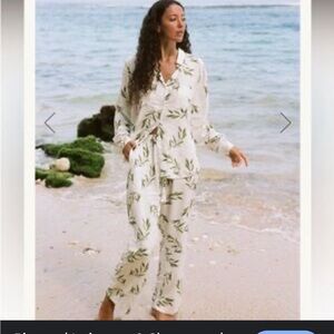 Piyama Leaf Pattern Women's Luxury Pajama Set Backbin stock